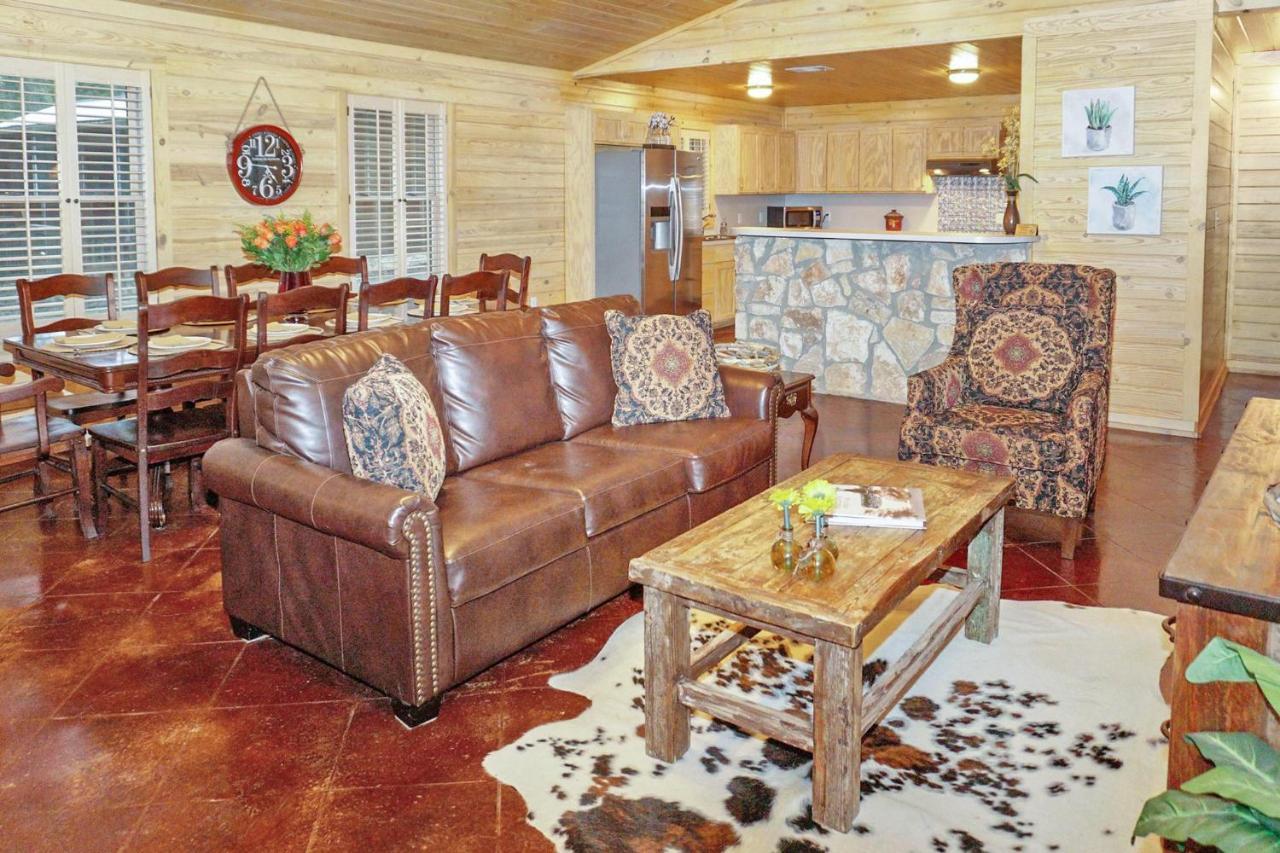 Wimberley Log Cabins Resort And Suites- The Oak Lodge Bagian luar foto