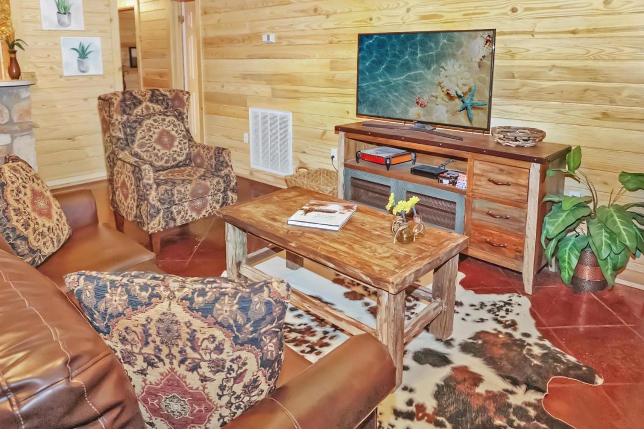 Wimberley Log Cabins Resort And Suites- The Oak Lodge Bagian luar foto